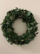 Lade das Bild in den Galerie-Viewer, Workshop Türkranz | Tischkranz | Saisonaler Grünschnitt (vollgebunden)